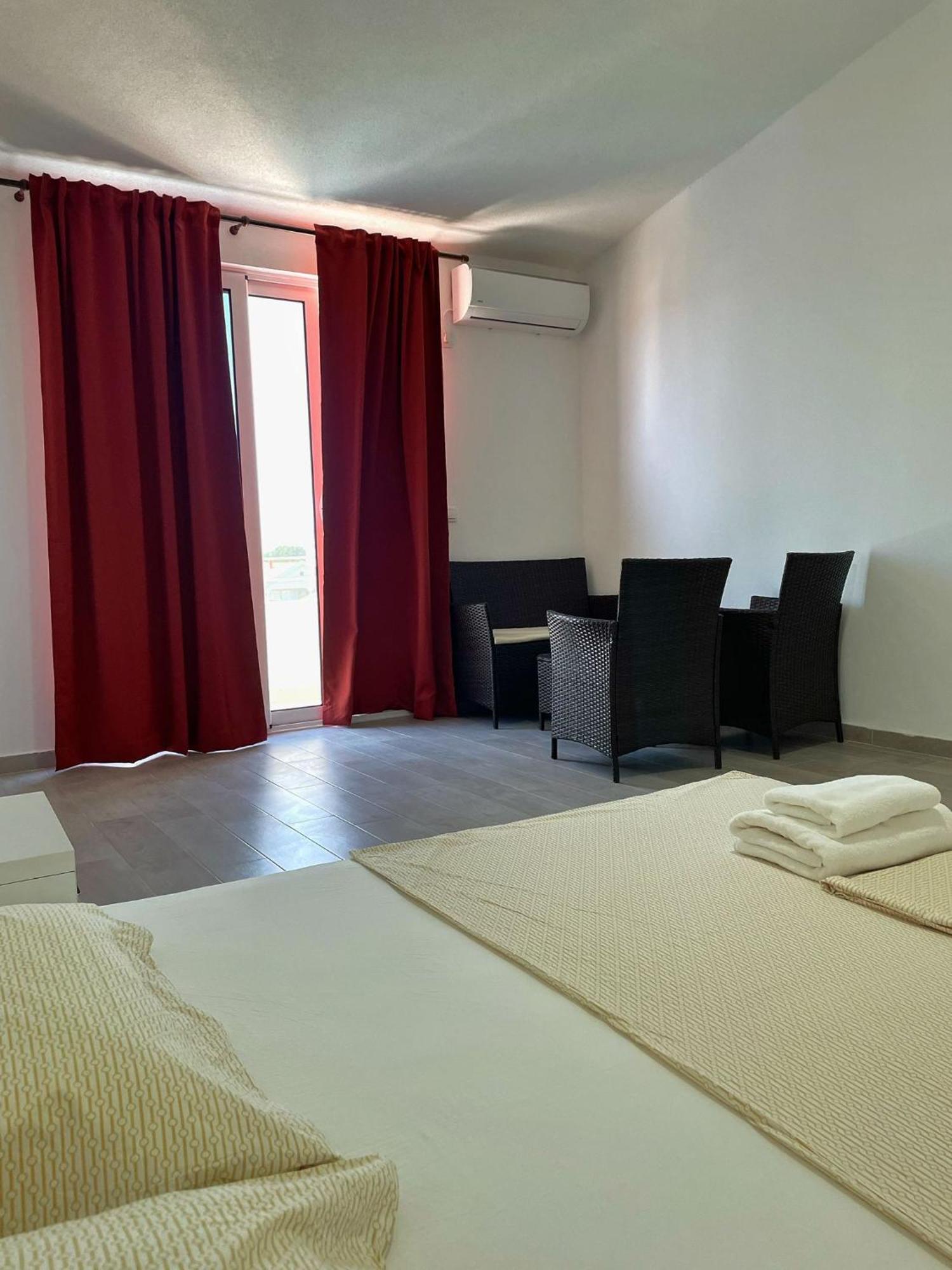 Apartmani Vila Milaris Улцинь Екстер'єр фото